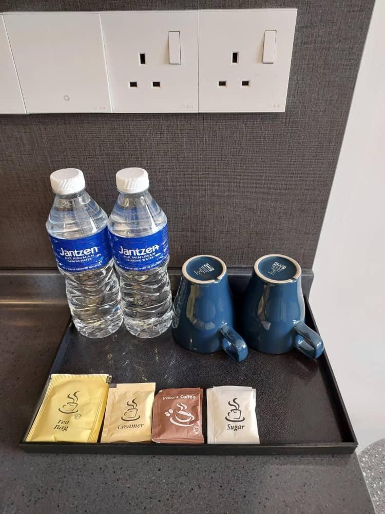 Appartement Millerz Square By Mykey à Kuala Lumpur Extérieur photo Bottled water in a hotel room