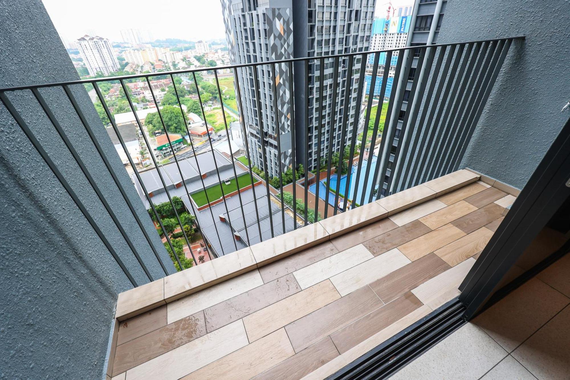 Appartement Millerz Square By Mykey à Kuala Lumpur Extérieur photo A balcony in a condominium