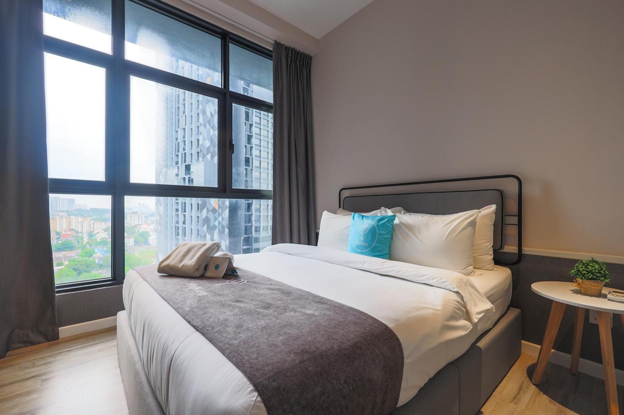 Appartement Millerz Square By Mykey à Kuala Lumpur Extérieur photo A bedroom at a serviced apartment in Kuala Lumpur, Malaysia.