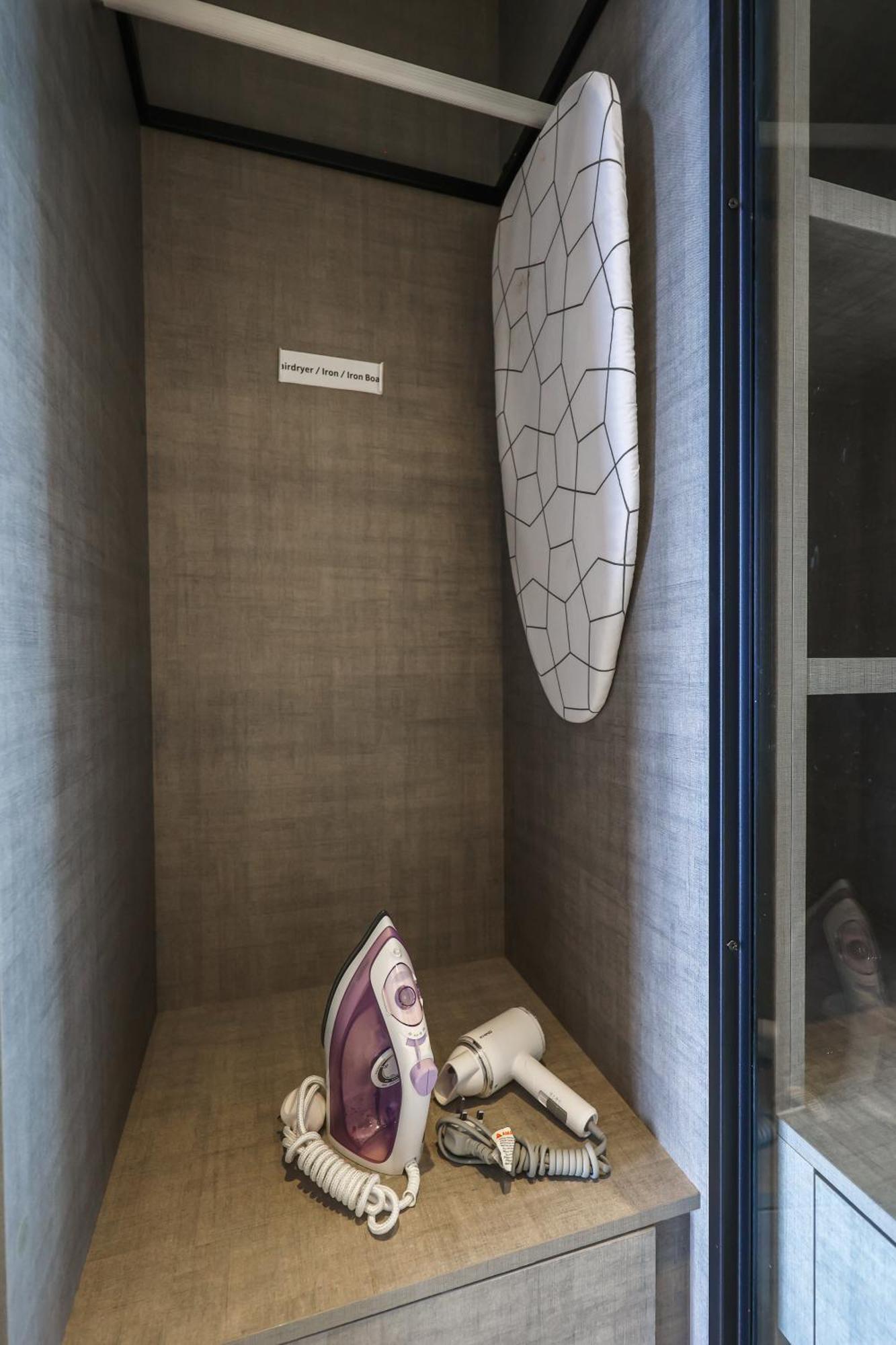 Appartement Millerz Square By Mykey à Kuala Lumpur Extérieur photo A surfboard in a hotel room