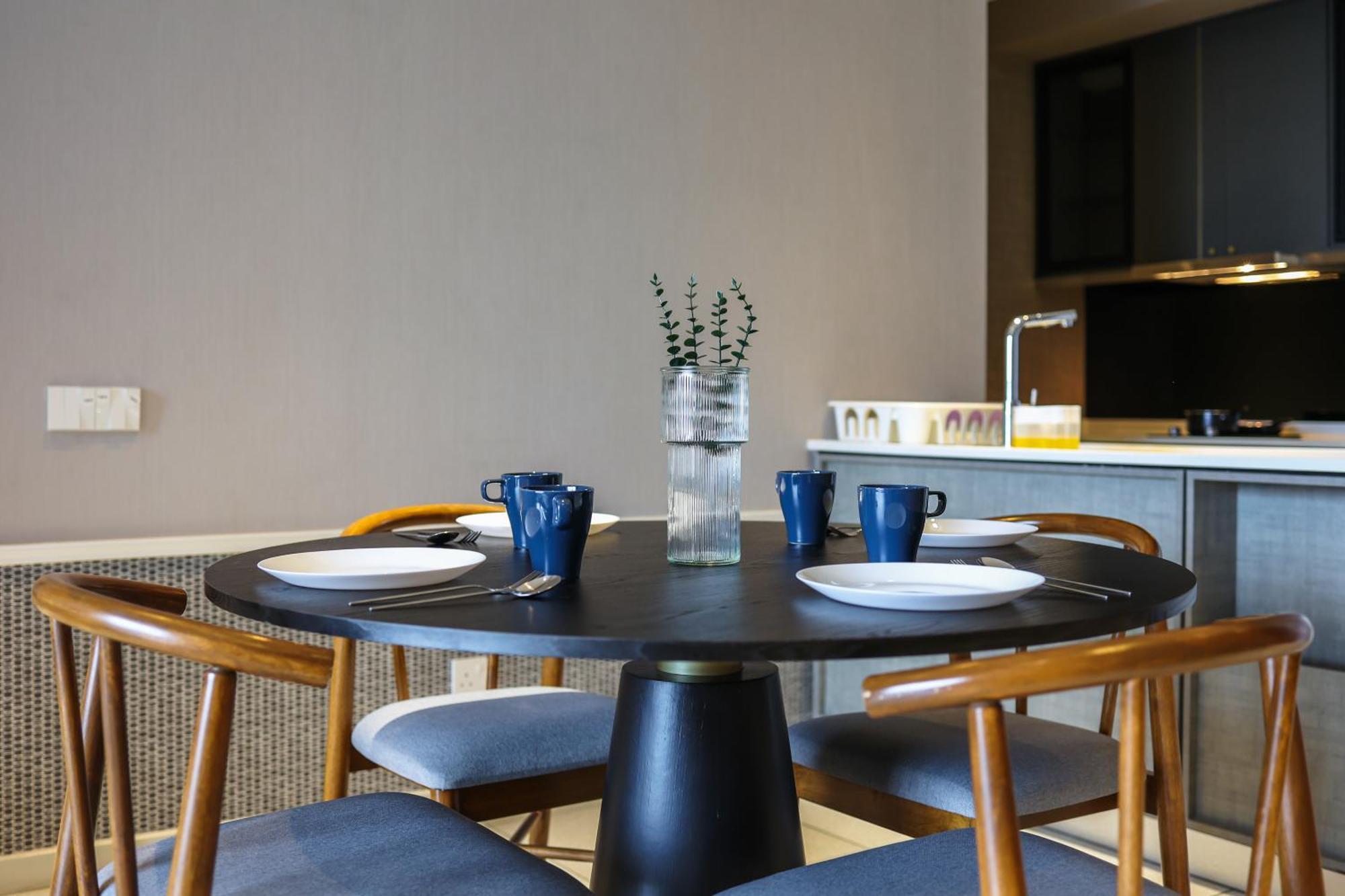 Appartement Millerz Square By Mykey à Kuala Lumpur Extérieur photo A dining table with four chairs
