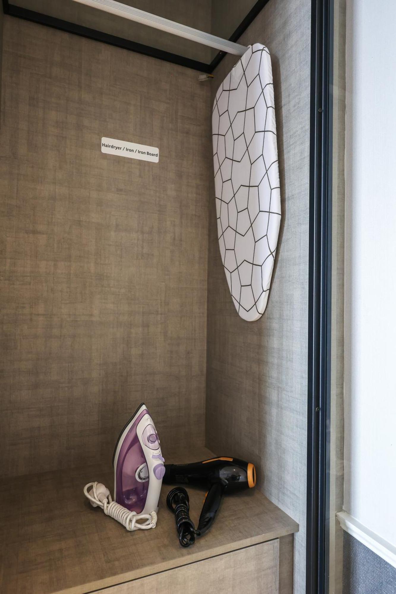 Appartement Millerz Square By Mykey à Kuala Lumpur Extérieur photo A refrigerator with a built-in ironing board