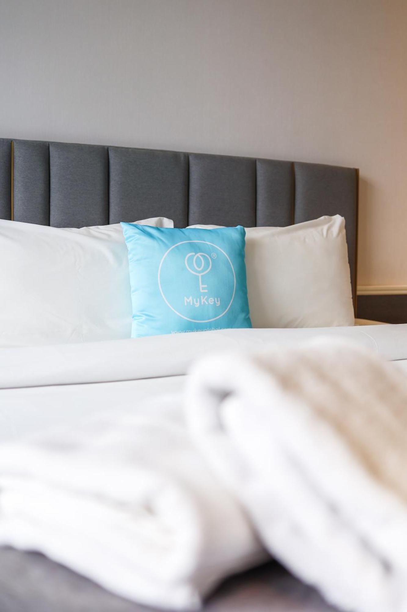 Appartement Millerz Square By Mykey à Kuala Lumpur Extérieur photo A pillow with the Hurawalhi logo
