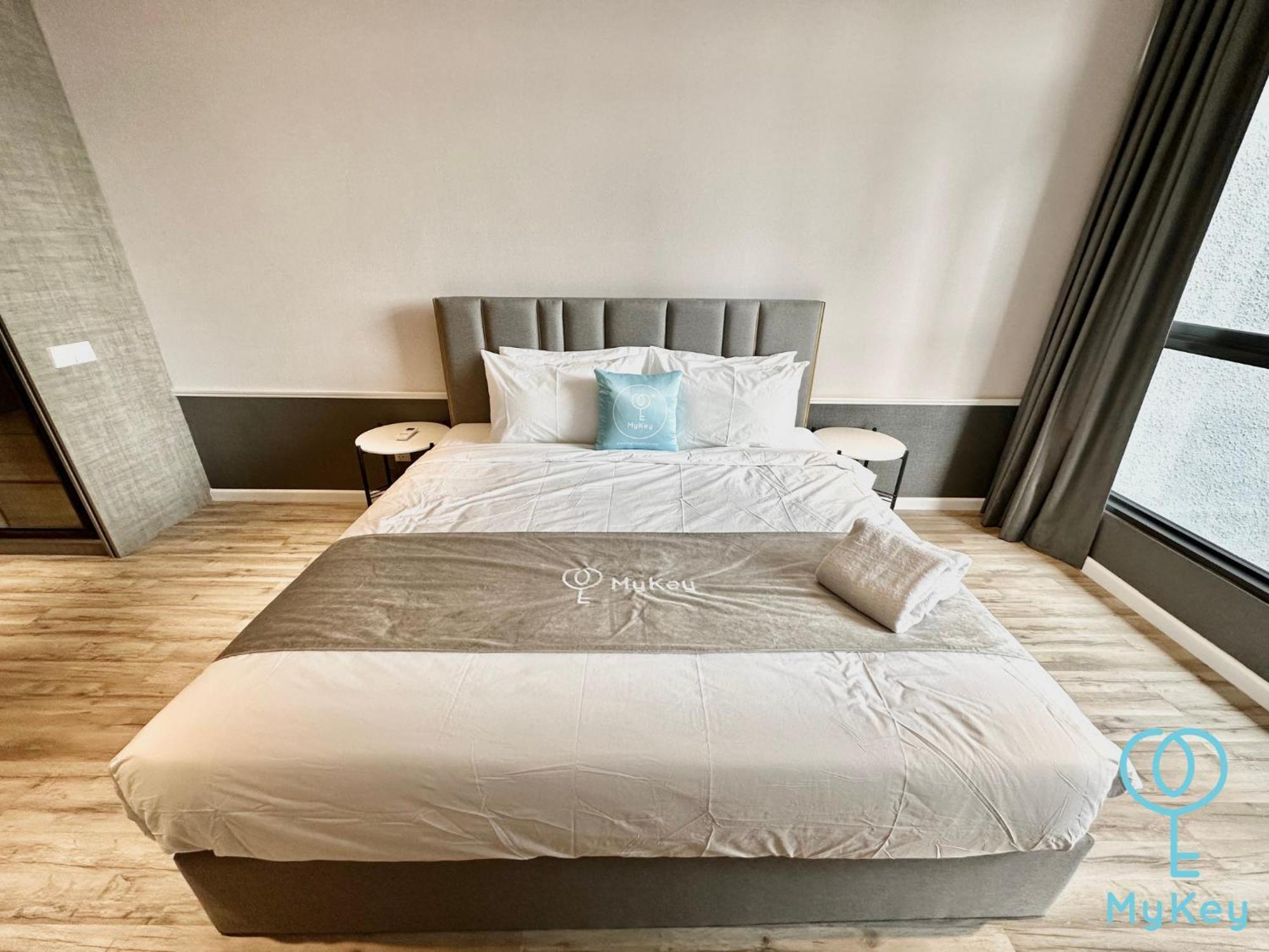 Appartement Millerz Square By Mykey à Kuala Lumpur Extérieur photo A bedroom in a serviced apartment in Hong Kong